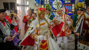 Mehr über den Artikel erfahren Singen, feiern, glücklich sein – Besuch im Vringstreff geht dem Kölner Dreigestirn zu Herzen