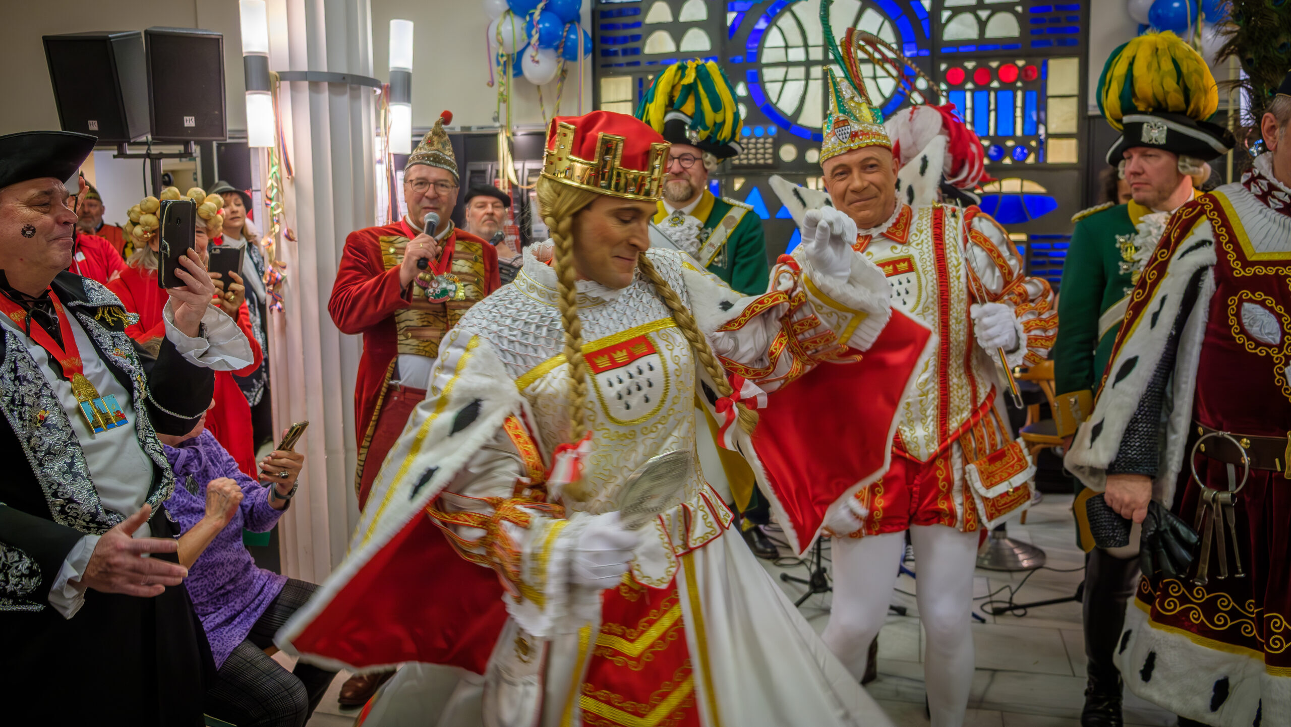 Du betrachtest gerade Singen, feiern, glücklich sein – Besuch im Vringstreff geht dem Kölner Dreigestirn zu Herzen