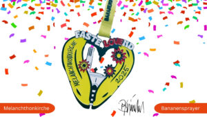 Mehr über den Artikel erfahren Bananensprayer Thomas Baumgärtel gestaltete den Sessionsorden für die Melanchthonkirche