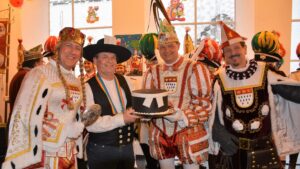 Mehr über den Artikel erfahren Das Strumpfband blieb am Ende ein Geheimnis: Jecke Party im Haus der Evangelischen Kirche beim Besuch des Kölner Dreigestirns